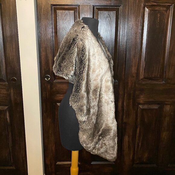 RH Luxe Faux Fur Gray Shawl - Picture 2 of 5